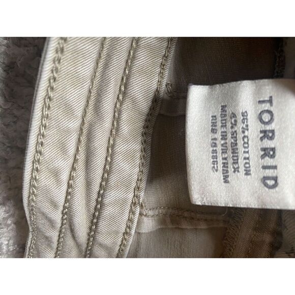 Torrid 22 KhakiDenim Shorts Womens 22 Cotton Blend Casual Hiking - Picture 5 of 10